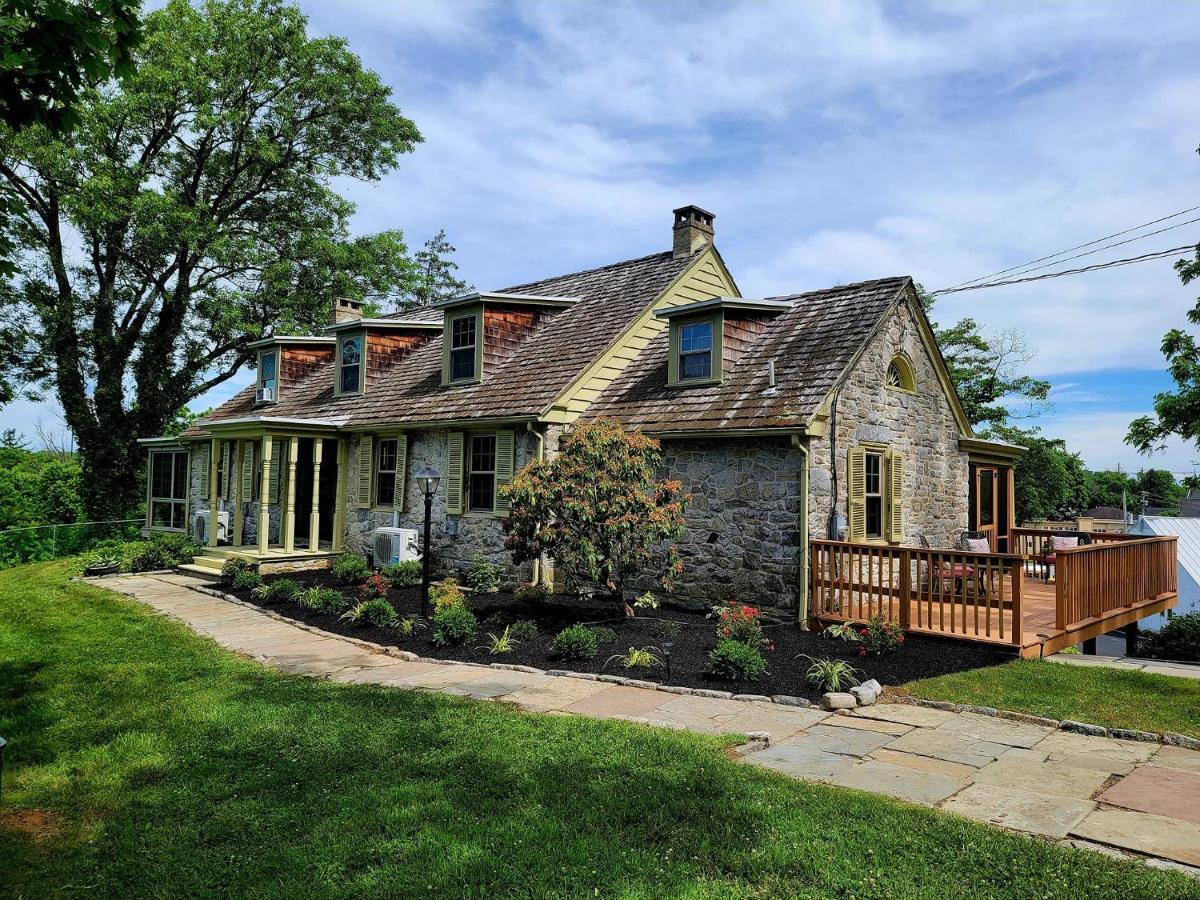 Downingtown Manor - 1900S Farmhouse With Creek Views Εξωτερικό φωτογραφία