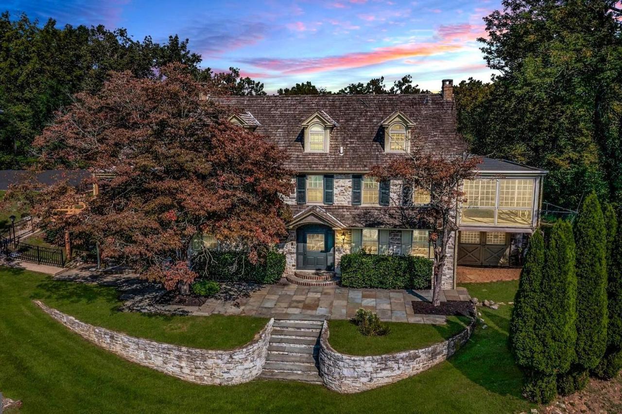 Downingtown Manor - 1900S Farmhouse With Creek Views Εξωτερικό φωτογραφία